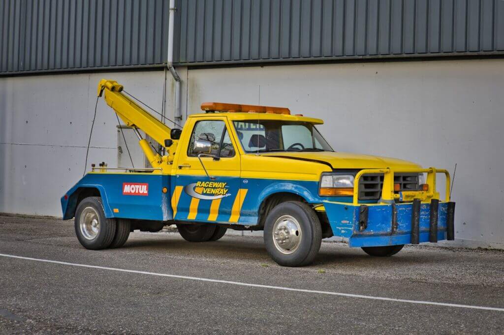 dépanneuse jaune garée à ivry sur seine présentant un soutien automobile